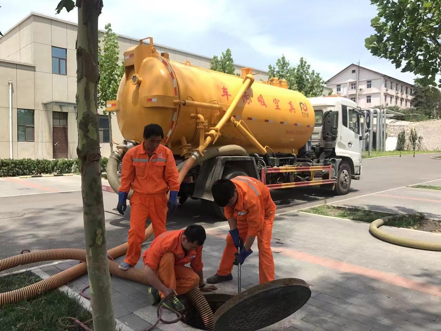 黄冈管道疏通车停在窨井附近